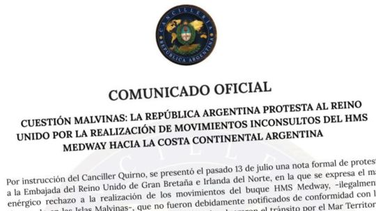 argentina-protesta-contra-el-movimiento-de-buques-de-guerra-del-reino-unido-cerca-de-malvinas,-horas-despues-del-choque-de-la-copa-del-mundo