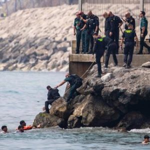 espana:-mas-de-1.500-personas-estan-llegando-desde-marruecos-a-ceuta-en-estos-ultimos-dias,-anunciando-las-autoridades-regionales,-lo-que-provoca-una-urgencia-humanitaria-absoluta
