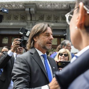 luis-lacalle-pou-es-el-lider-politico-mejor-valorado,-segun-equipos:-orsi-y-topolansky-encabezan-entre-los-frenteamplistas