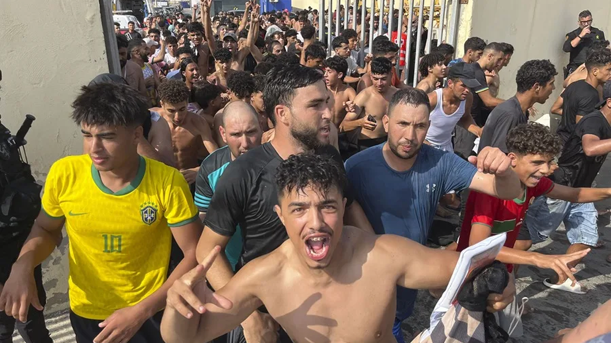 aluvion-de-inmigrantes-marroquies-en-ceuta:-videos-en-redes-para-llegar-a-nado-y-un-limbo-juridico-que-enciende-alarmas