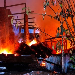 ataque-extorsivo?-voraz-incendio-reduce-a-cenizas-almacen-de-madera-en-ate-y-afecta-a-familias