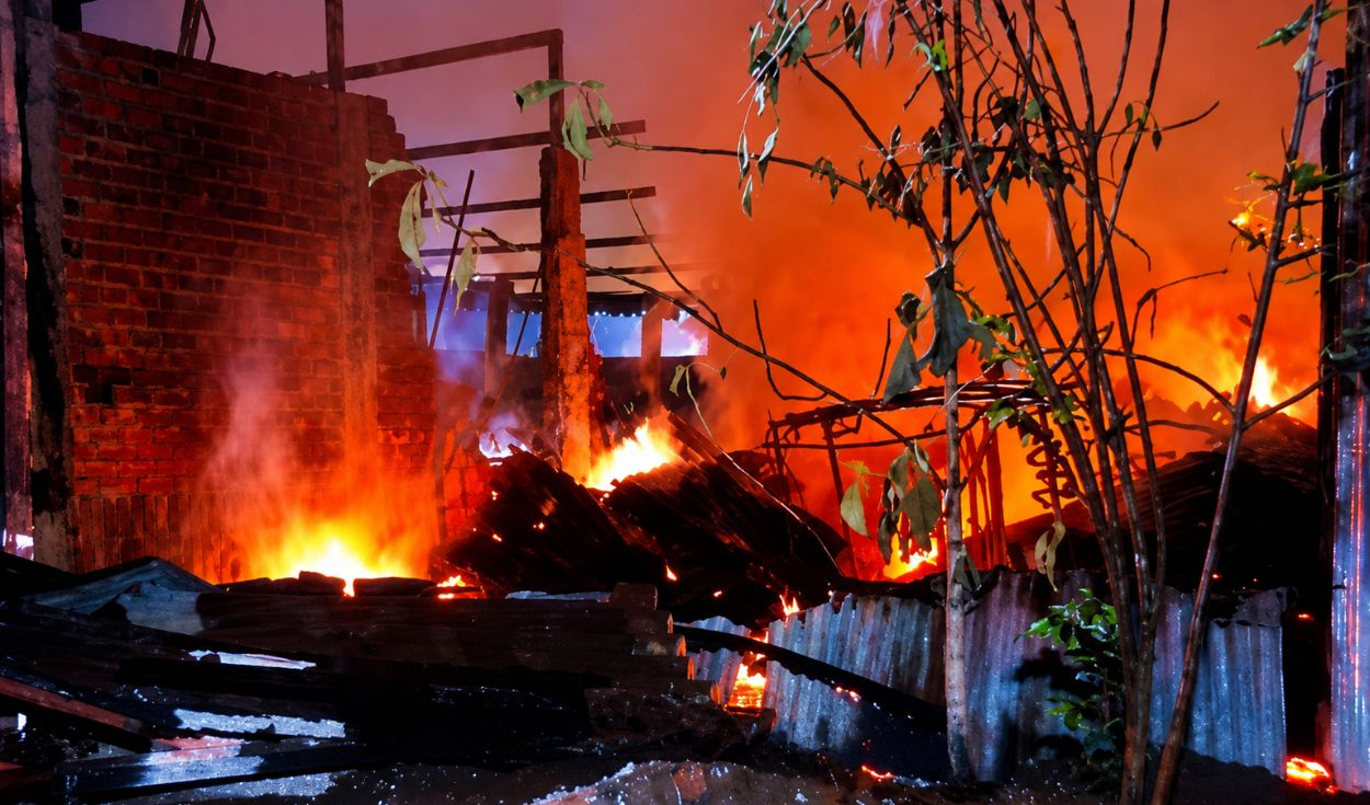 ataque-extorsivo?-voraz-incendio-reduce-a-cenizas-almacen-de-madera-en-ate-y-afecta-a-familias