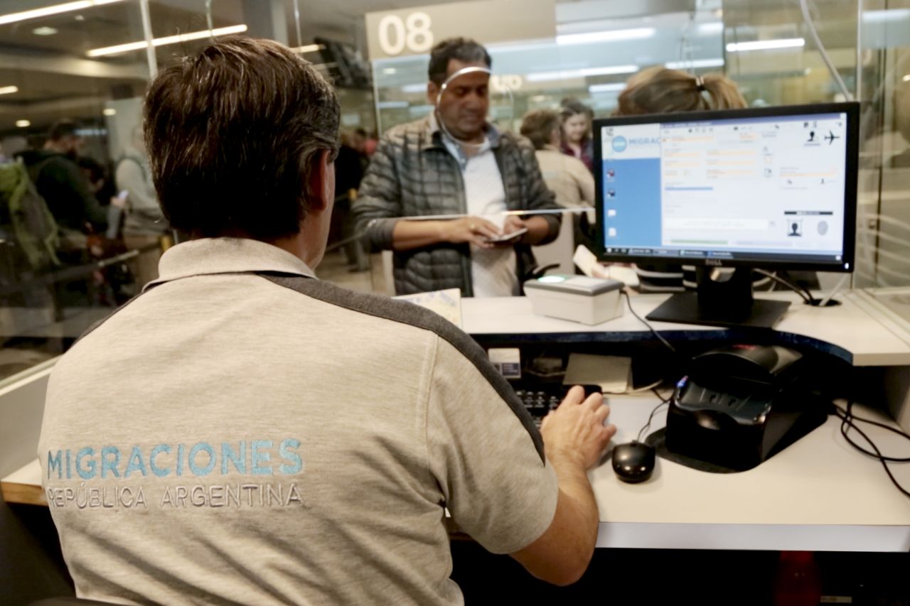 milei-orders-expulsion-of-migrants-who-attack-argentines-with-hate-comments