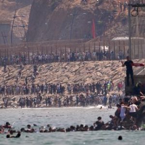 un-afflux-massif-de-migrants-a-ceuta-ravive-les-tensions-entre-madrid-et-rabat