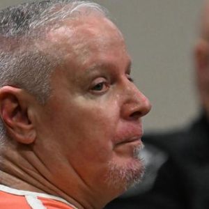 etats-unis:-un-pere-condamne-a-quinzeans-de-prison-pour-avoir-offert-a-son-fils-larme-dune-tuerie-scolaire
