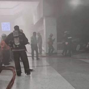 bomberos-controlan-incendio-en-feria-escolar-del-ccct