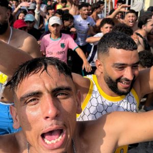“la-situacion-esta-fuera-de-control”:-el-gobierno-de-espana-moviliza-al-ejercito-ante-el-cruce-de-miles-de-migrantes-desde-marruecos-a-ceuta