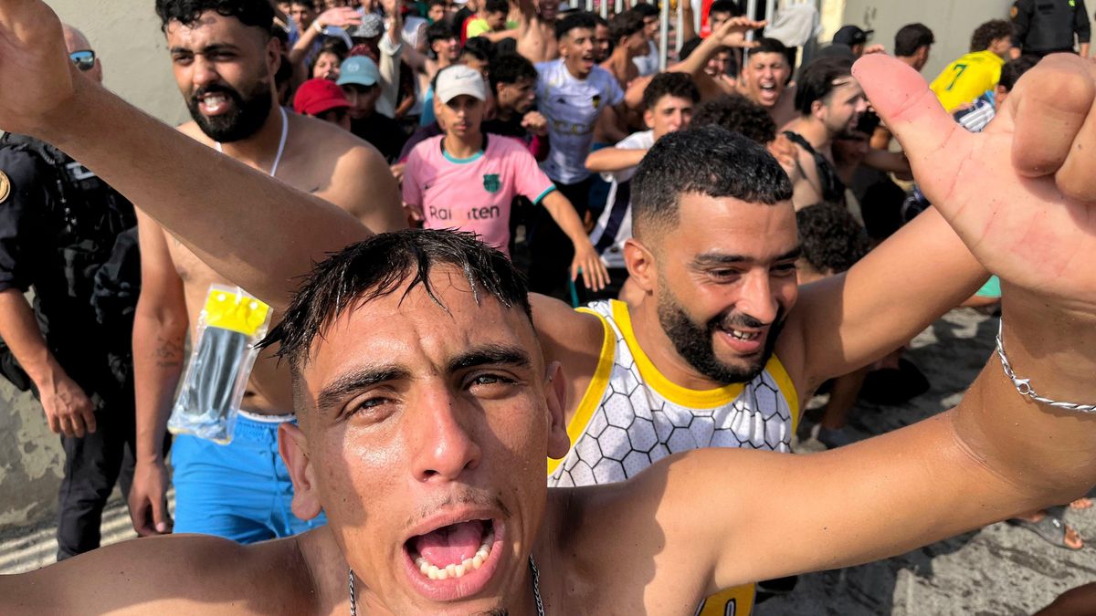 “la-situacion-esta-fuera-de-control”:-el-gobierno-de-espana-moviliza-al-ejercito-ante-el-cruce-de-miles-de-migrantes-desde-marruecos-a-ceuta