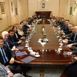 provincias:-gobernadores-que-recibieron-en-abril-adelantos-de-coparticipacion-analizan-refinanciarlos