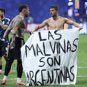 piden-una-sancion-ejemplar-para-enzo-fernandez-y-la-seleccion-por-la-bandera-de-malvinas