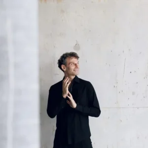 david-greilsammer-llega-a-la-serena-con-un-innovador-homenaje-a-mozart-y-philip-glass