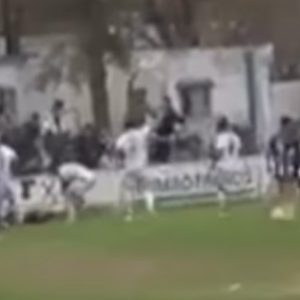 video:-futbolista-argentino-choco-la-cabeza-contra-un-muro-en-pleno-partido-y-esta-en-terapia-intensiva