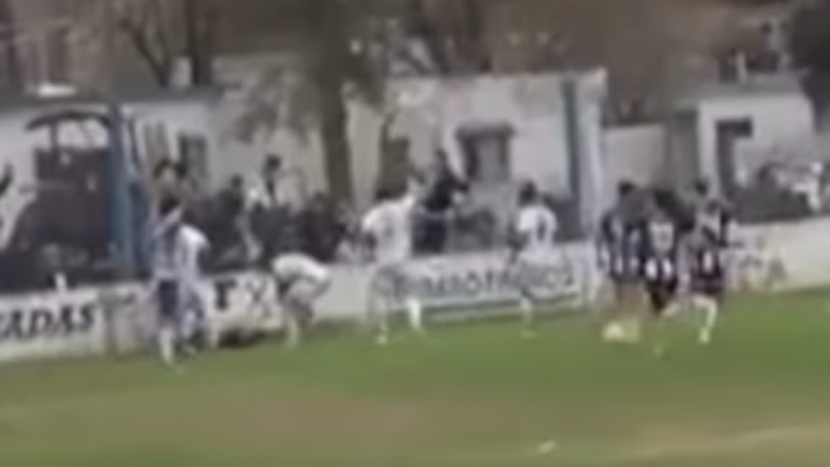 video:-futbolista-argentino-choco-la-cabeza-contra-un-muro-en-pleno-partido-y-esta-en-terapia-intensiva
