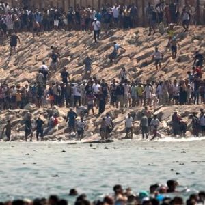 espagne:-des-centaines-de-personnes-entrees-illegalement-dans-lenclave-espagnole-de-ceuta