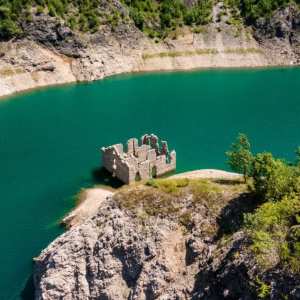 los-bajos-niveles-de-agua-por-la-sequia-revela-un-pedazo-de-la-historia-en-un-lago-de-italia
