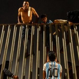 a-ceuta,-les-images-des-dizaines-de-milliers-dexiles-qui-tentent-de-traverser-la-frontiere-espagnole