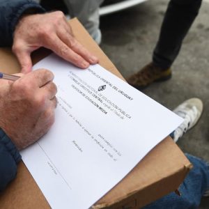 sindicato-de-formacion-docente-realizo-protesta-contra-plan-de-titulacion-de-anep-y-entrego-“titulos-docentes-de-carton”