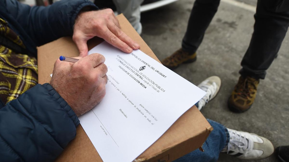 sindicato-de-formacion-docente-realizo-protesta-contra-plan-de-titulacion-de-anep-y-entrego-“titulos-docentes-de-carton”