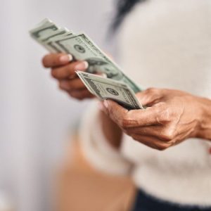 como-detectar-dolares-falsos:-los-detalles-de-seguridad-clave-para-verificar-los-billetes