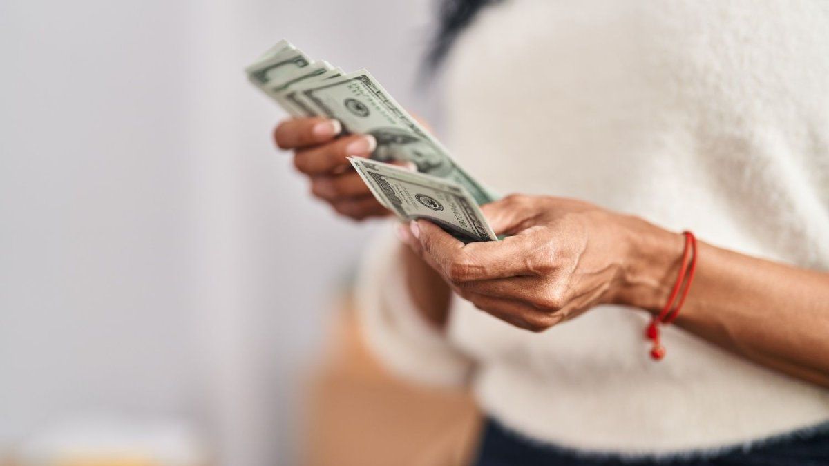 como-detectar-dolares-falsos:-los-detalles-de-seguridad-clave-para-verificar-los-billetes