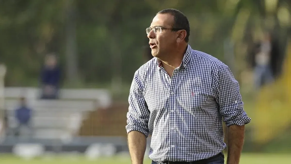 tras-la-confirmacion-de-diego-forlan-como-nuevo-dt,-la-seleccion-uruguaya-contrato-a-gustavo-bueno-para-dirigir-a-la-sub-15