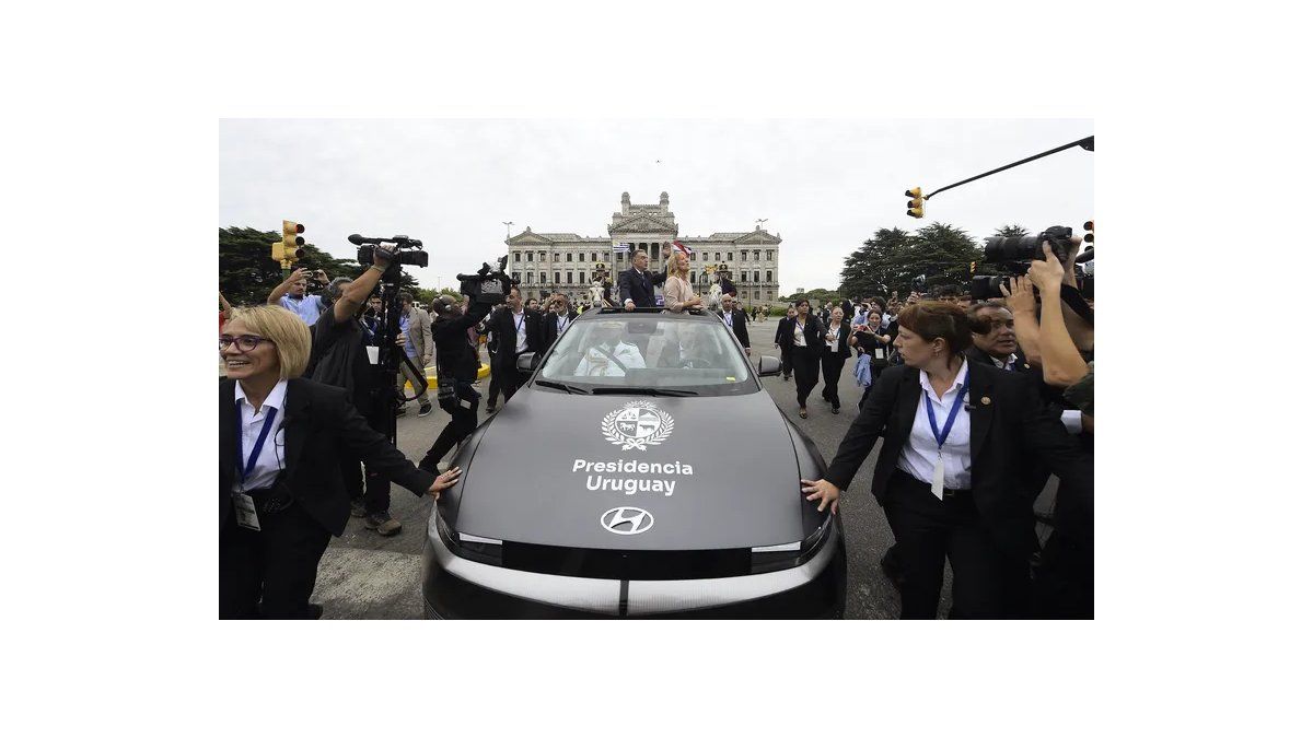 revive-la-polemica:-respuesta-de-presidencia-omitio-fundamentacion-tecnica-de-por-que-se-eligio-vehiculo-hyundai-para-desfile-de-asuncion