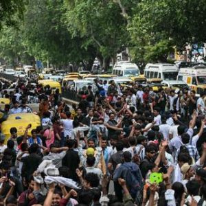 en-inde,-loin-de-verser-dans-la-violence,-les-jeunes-manifestants-ont-opte-pour-le-rire,-la-danse-et-le-chant