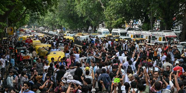 en-inde,-loin-de-verser-dans-la-violence,-les-jeunes-manifestants-ont-opte-pour-le-rire,-la-danse-et-le-chant