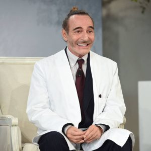 met-enfrenta-dilema-para-homenagear-o-controverso-estilista-john-galliano