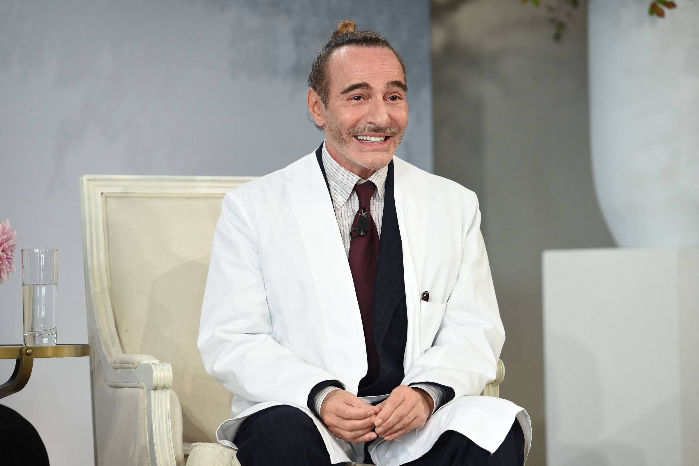 met-enfrenta-dilema-para-homenagear-o-controverso-estilista-john-galliano