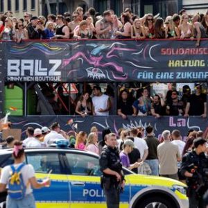 une-semaine-apres-lattentat-de-berlin,-environ-300000personnes-defilent-a-hambourg-pour-la-marche-des-fiertes
