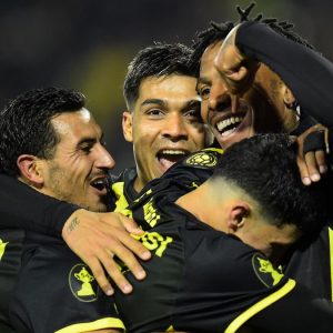 penarol-3-0-cerro-largo:-el-carbonero-se-floreo-en-el-campeon-del-siglo,-definira-el-torneo-intermedio-con-wanderers-y-es-puntero-de-la-tabla-anual