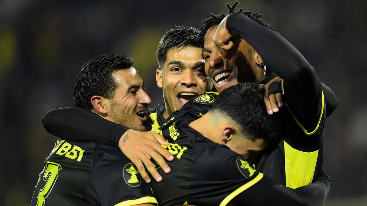 penarol-3-0-cerro-largo:-el-carbonero-se-floreo-en-el-campeon-del-siglo,-definira-el-torneo-intermedio-con-wanderers-y-es-puntero-de-la-tabla-anual