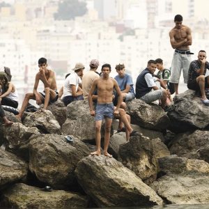 la-crisis-migratoria-en-ceuta-desata-tensiones-entre-la-ue-y-espana,-que-acusa-un-“ataque-a-la-integridad-territorial”