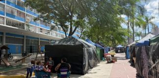 Un trabajador de seguros, una repostera y un mototaxi bregan desde carpas en la Av. Bolívar un-trabajador-de-seguros,-una-repostera-y-un-mototaxi-bregan-desde-carpas-en-la-av.-bolivar