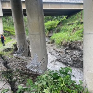 terremoto-y-lluvias-dejan-intransitable-el-puente-la-galletera-en-yaracuy