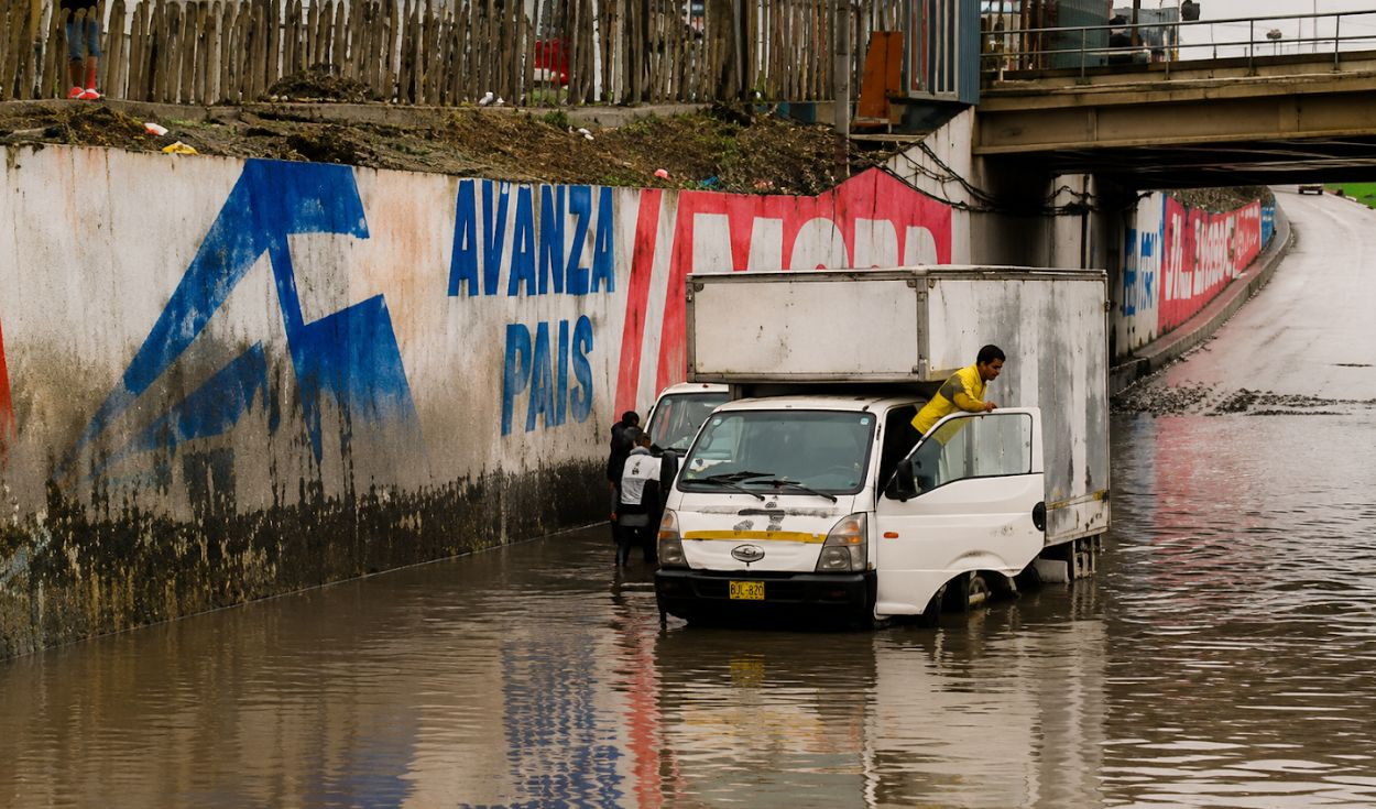 lluvia-en-lima:-distritos-amanecieron-con-calles-inundadas-y-transito-afectado-por-pistas-resbalosas