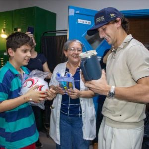 mati-galarza-llevo-regalos-a-los-peques-del-hospi-de-clinicas