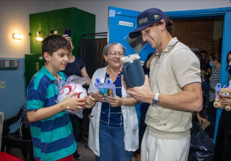 mati-galarza-llevo-regalos-a-los-peques-del-hospi-de-clinicas
