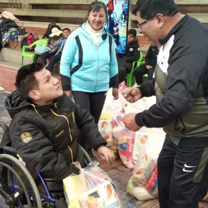 entregan-viveres-a-personas-con-discapacidad-de-el-alto
