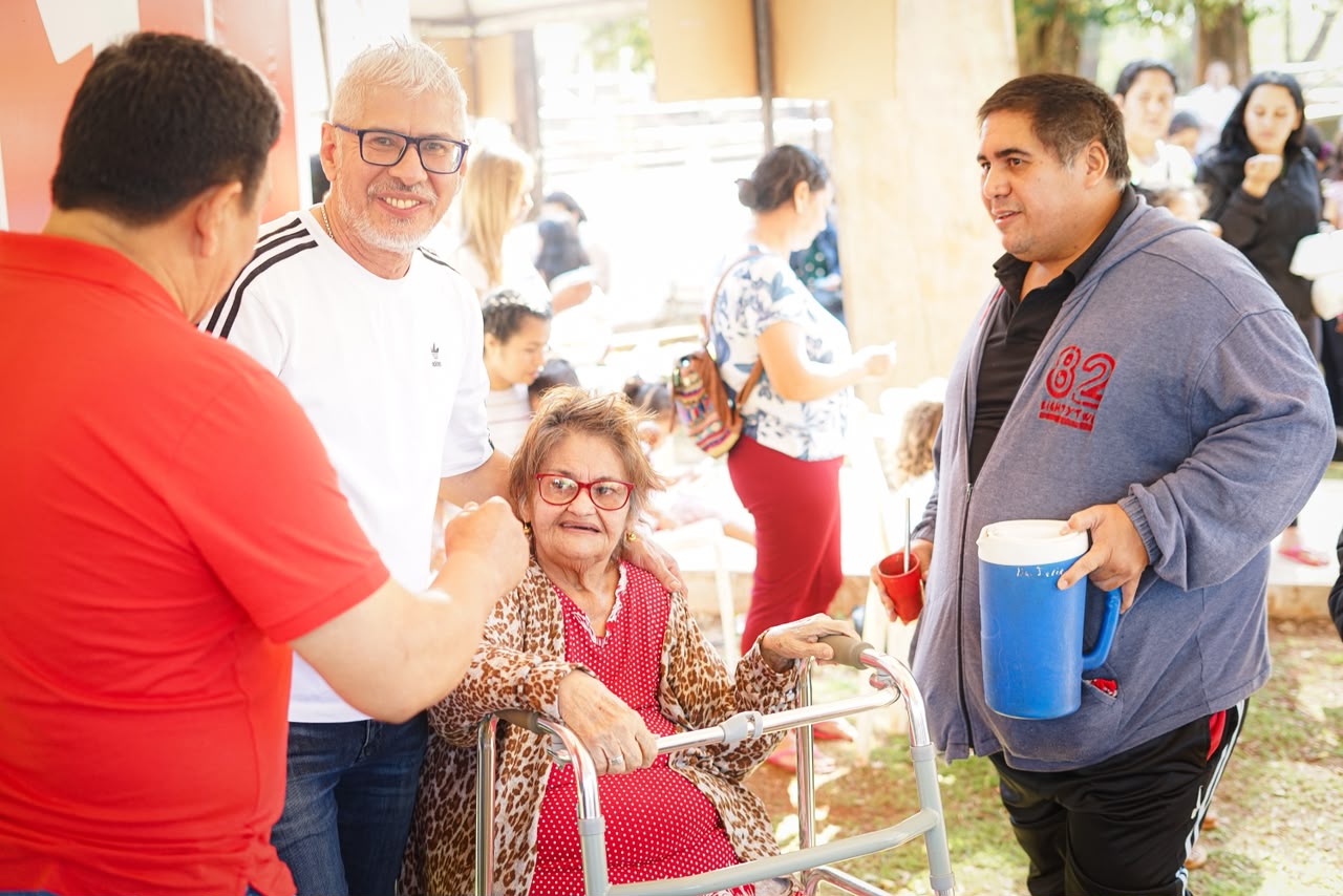 rigo-chamorro-recorrio-don-bosco-de-cde-y-compartio-almuerzo-con-la-muchachada
