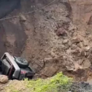 cayo-como-un-metro:-vehiculo-desaparece-en-socavon-por-lluvias-en-constitucion