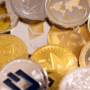juros-altos-e-busca-por-protecao-em-meio-a-guerra-pressionam-criptomoedas-em-2026