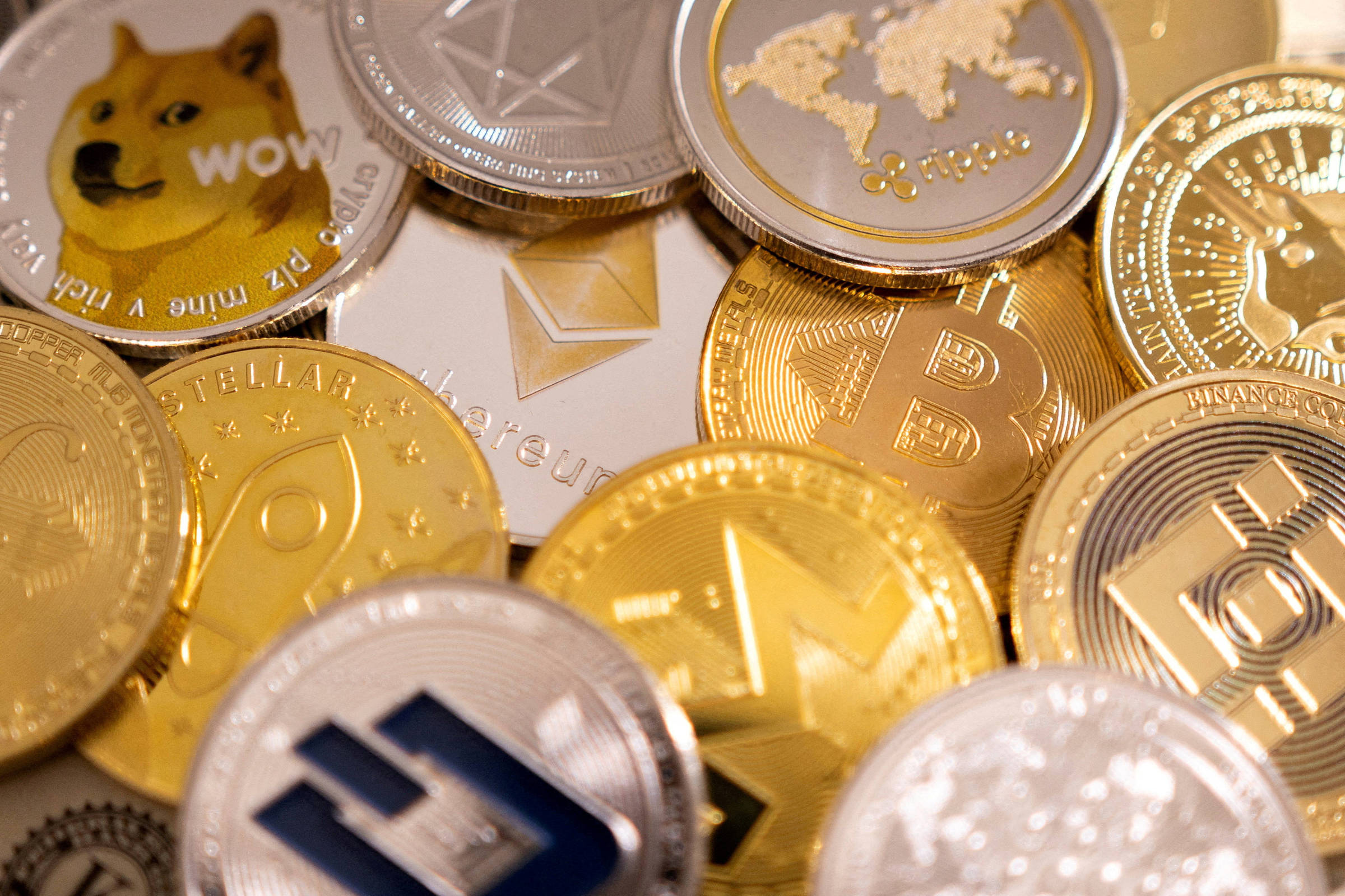 juros-altos-e-busca-por-protecao-em-meio-a-guerra-pressionam-criptomoedas-em-2026