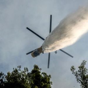 en-grece,-deux-pilotes-de-bombardiers-deau-meurent-apres-la-collision-de-leurs-helicopteres-alors-que-les-incendies-restent-extremement-difficiles-a-maitriser