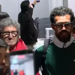 vozinhamania-en-santiago:-multitudinario-recibimiento-al-nuevo-arquero-de-colo-colo