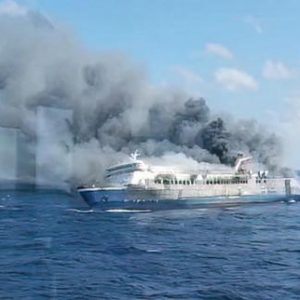 en-indonesie,-un-incendie-sur-un-ferry-fait-au-moins-cinqmorts-et-41disparus