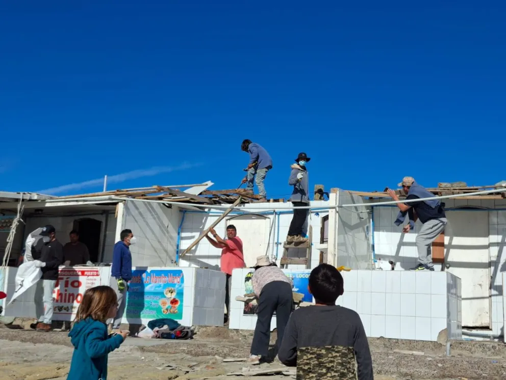 agrupaciones-se-unen-para-ayudar-a-reconstruir-los-puestos-de-trabajo-en-totoralillo
