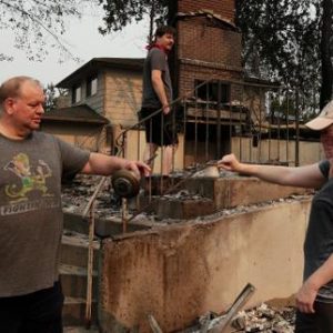 aux-etats-unis,-des-incendies-ravagent-la-ville-de-spokane,-dans-le-nord-ouest-du-pays,-ou-60000personnes-ont-ete-evacuees