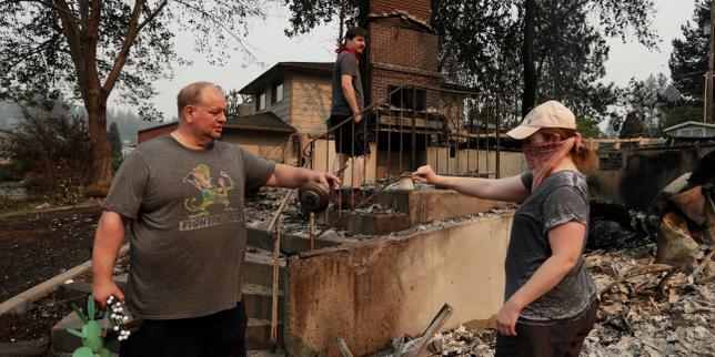 aux-etats-unis,-des-incendies-ravagent-la-ville-de-spokane,-dans-le-nord-ouest-du-pays,-ou-60000personnes-ont-ete-evacuees